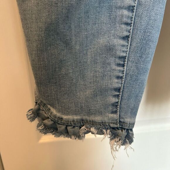 CeCe Women’s Ankle Jeans with Bouquet Ruffle Size 12 Preowned - Picture 3 of 9